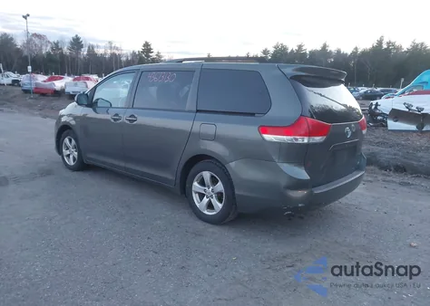 2012 Toyota Sienna Le V6 8 Passenger z USA, uszkodzony, nr VIN 5TDKK3DC1CS261146